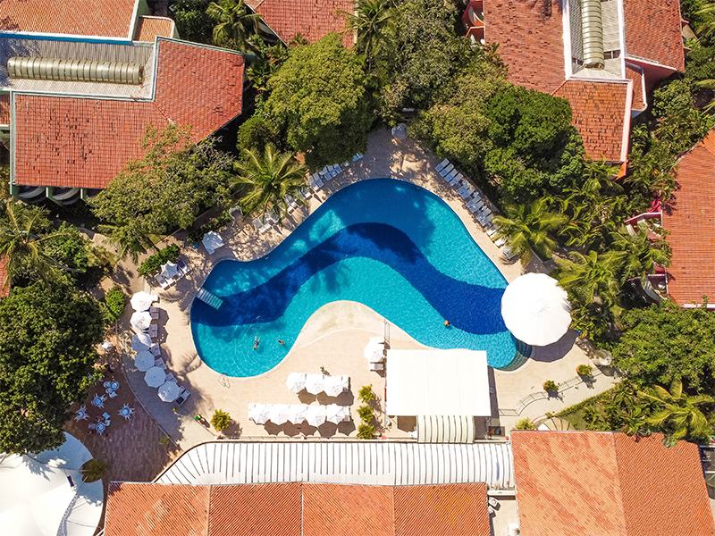 Vista aérea da piscina do Resort Arcobaleno