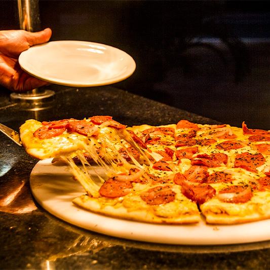 Pizza saindo do forno